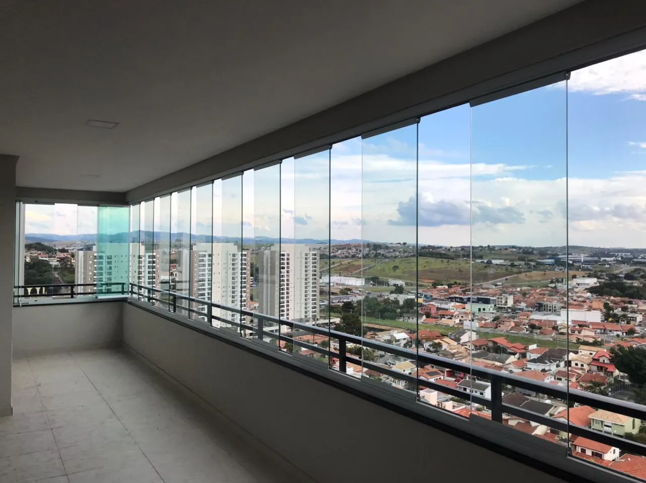 Sacada de apartamento envidraçada com vista aberta da cidade